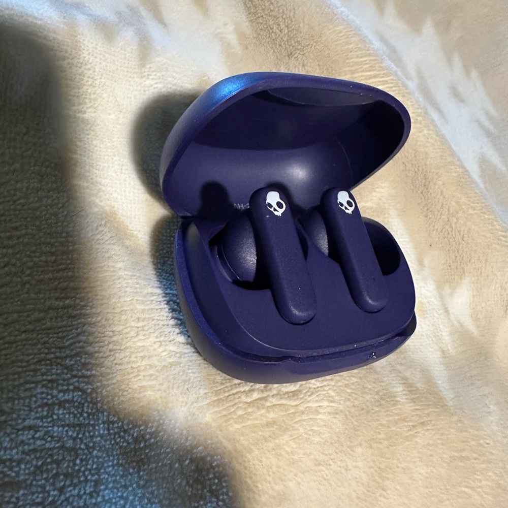 Skullcandy Deep Purple Earbuds with Case